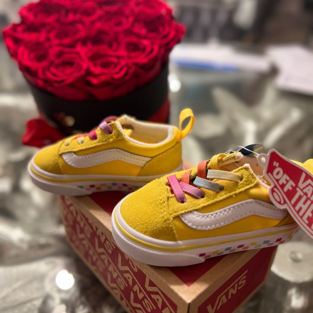 Toddler Old Skool Elastic Vans w/ Rainbow Laces
Size: 4 Vans - Picture 3 of 4